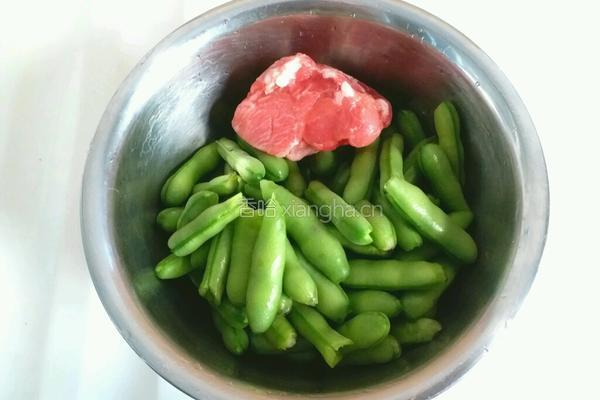 鲜蚕豆炒肉的做法图解1