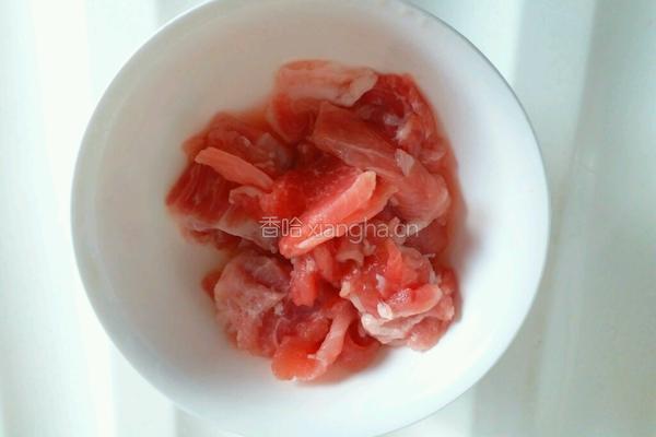 鲜蚕豆炒肉的做法图解2