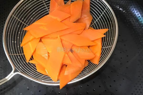 胡萝卜炒鹅蛋的做法图解5