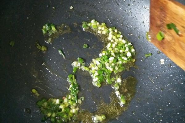 冬瓜虾皮紫菜汤的做法图解3