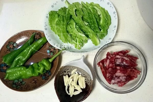 腊肠炒苦瓜的做法图解1