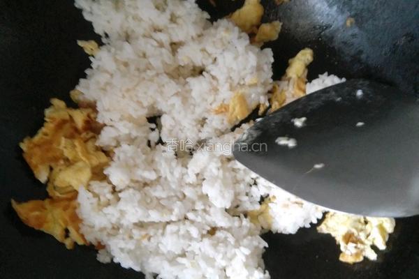 家常酱油炒饭的做法图解3