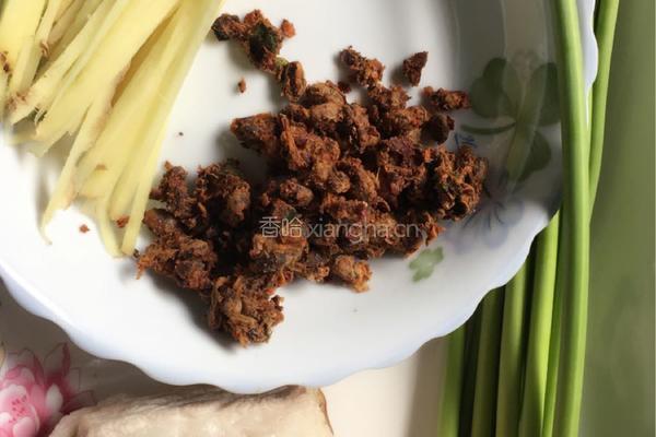 五花肉炒蒜苔的做法图解1