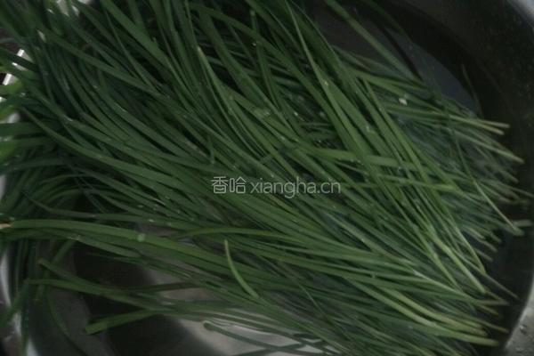 豆腐炒韭菜的做法图解1