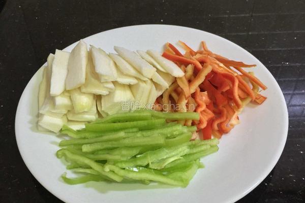 蒜香虾仁瘦肉炒茭白的做法图解1