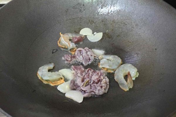 蒜香虾仁瘦肉炒茭白的做法图解6