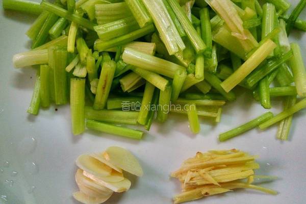 香芹炒猪耳朵的做法图解2