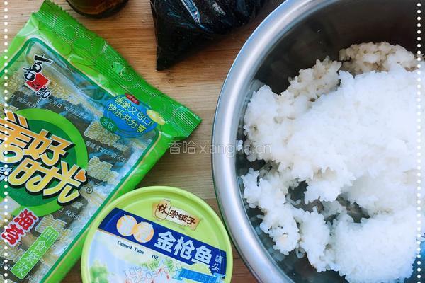 金枪鱼饭团的做法图解1