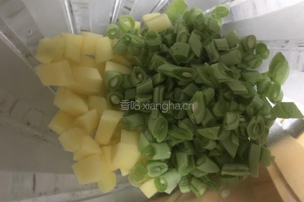 腊肉土豆豇豆饭的做法图解3