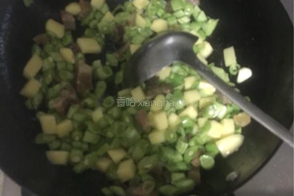 腊肉土豆豇豆饭的做法图解7