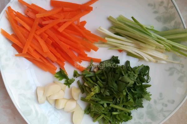 凉拌金针菇豆腐皮的做法图解3