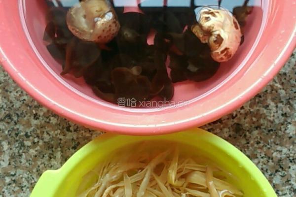黄花菜炒木耳香菇瘦肉片的做法图解3
