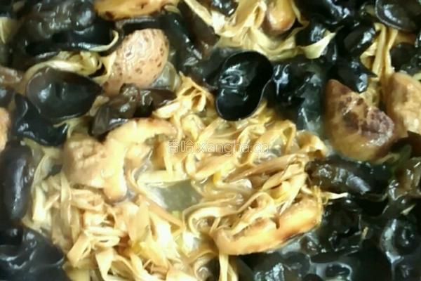 黄花菜炒木耳香菇瘦肉片的做法图解8