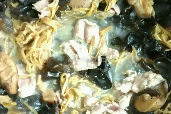 黄花菜炒木耳香菇瘦肉片的做法图解9