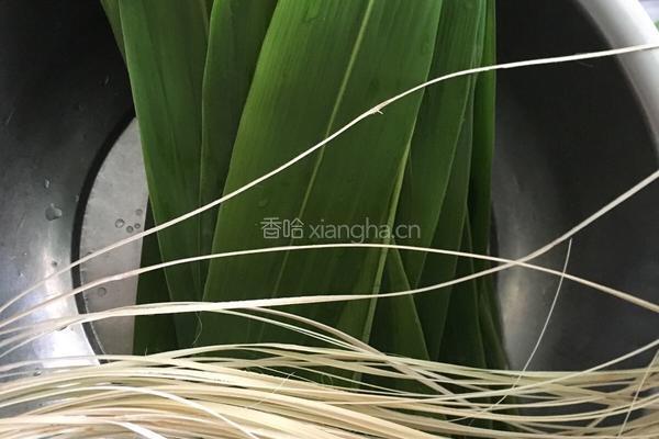 蛋黄肉粽的做法图解2