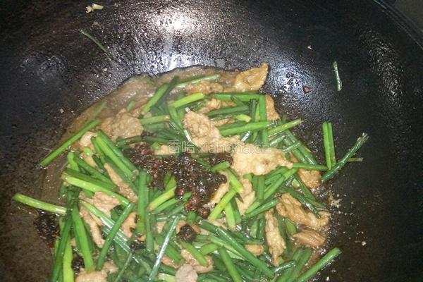 韭菜苗炒肉片的做法图解5
