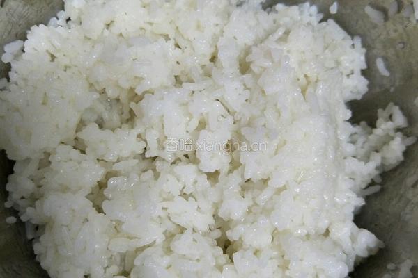 香菇蛋炒饭的做法图解1