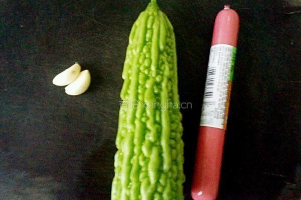 火腿拌苦瓜的做法图解1