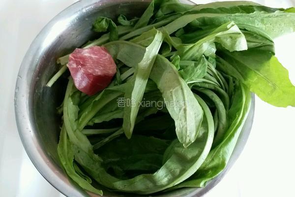 油麦菜炒肉的做法图解1