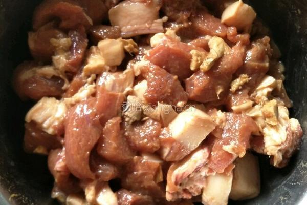 红豆黑米肉粽的做法图解2