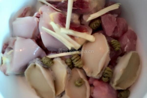 石斛洋参鲍鱼炖鸡汤的做法图解3