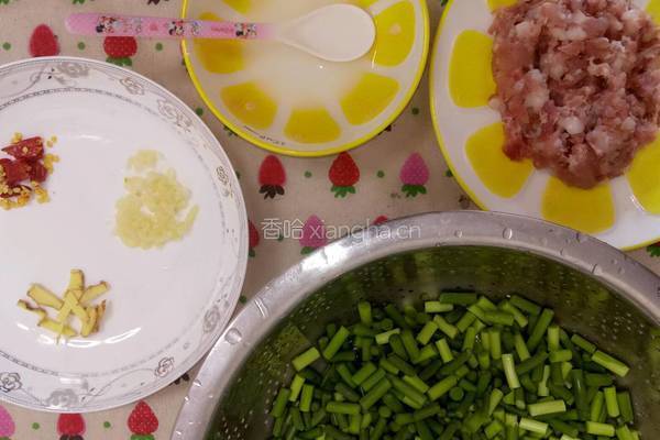 蒜苔炒肉沫的做法图解1