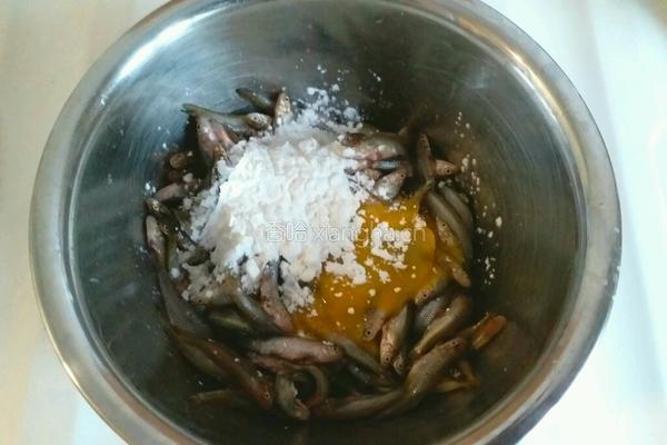 小鱼炖豆芽的做法图解2