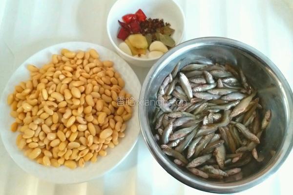 小鱼炖豆芽的做法图解1
