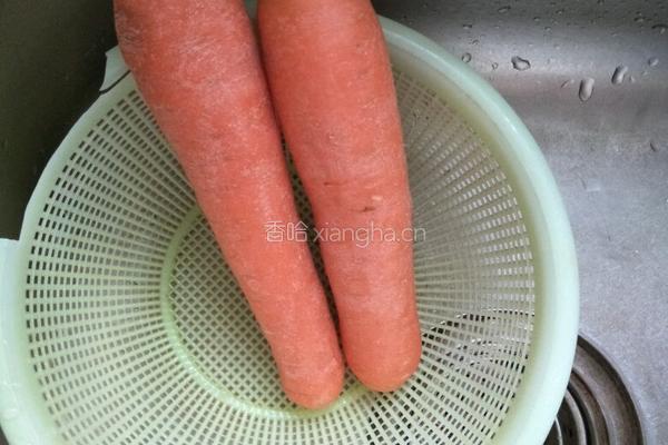 胡萝卜汁的做法图解1