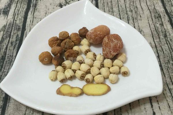 猴头菇鱼胶莲子炖瘦肉汤的做法图解2