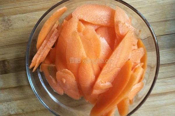 炝胡萝卜片的做法图解2