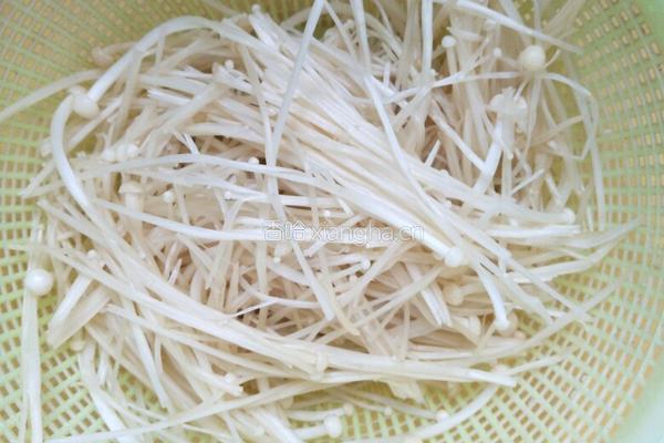 茄汁金针菇汤的做法图解1