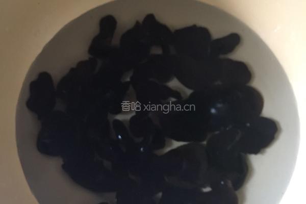 西瓜翠衣凉拌木耳的做法图解1