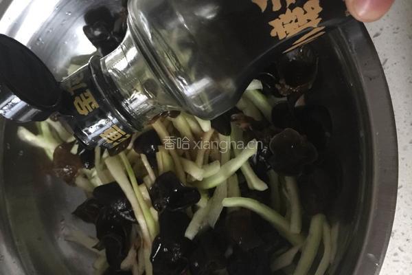 西瓜翠衣凉拌木耳的做法图解6