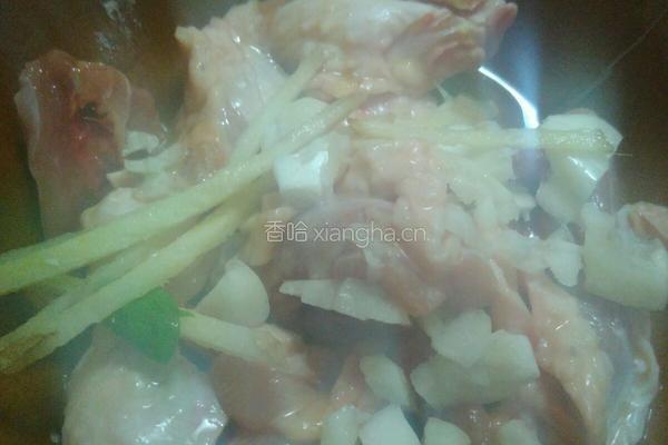 砂锅鸡翅的做法图解1