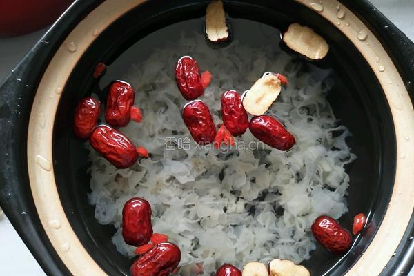 银耳红枣枸杞汤的做法图解4