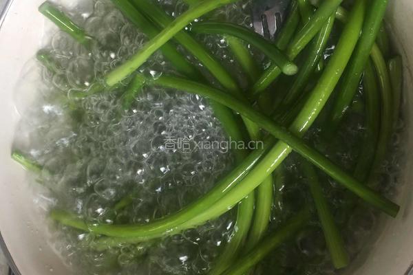 拌蒜苔的做法图解1