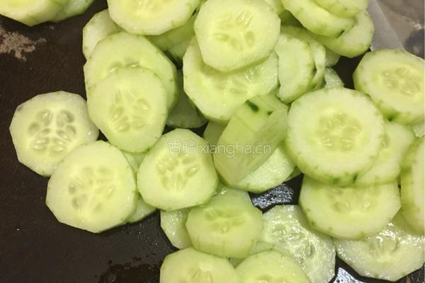 黄瓜炒鸡蛋的做法图解1