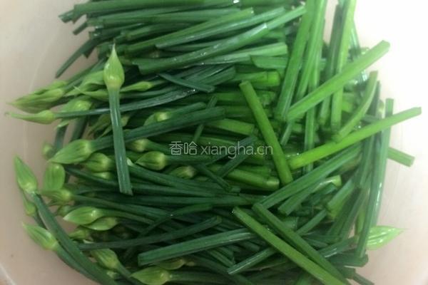 五花肉炒韭菜的做法图解2
