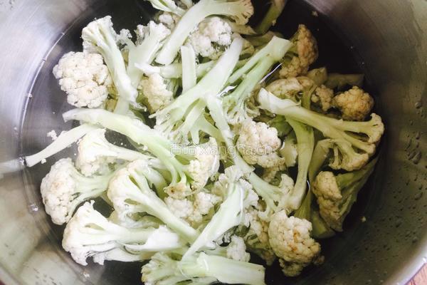 干煸孜然菜花的做法图解1