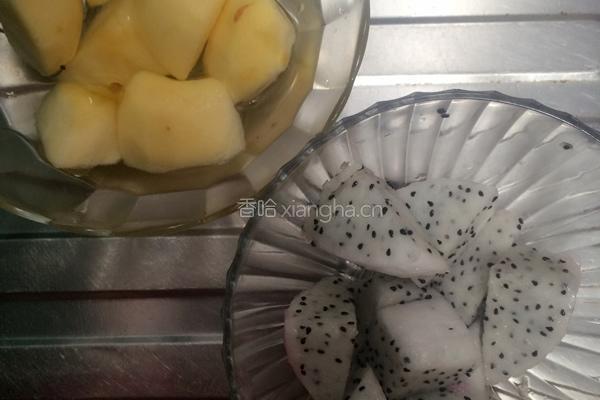 火龙果苹果汁的做法图解1