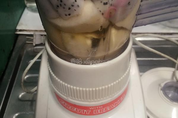 火龙果苹果汁的做法图解2