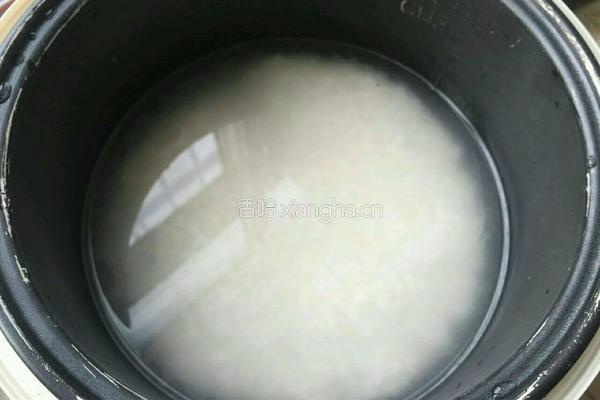 电饭煲西红柿腊肠饭的做法图解1
