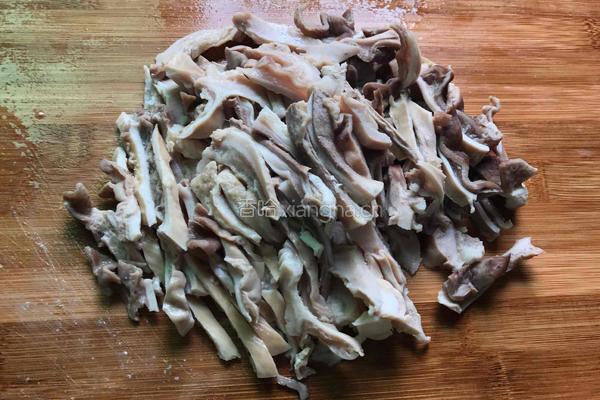 凉拌金针菇猪肚丝的做法图解3
