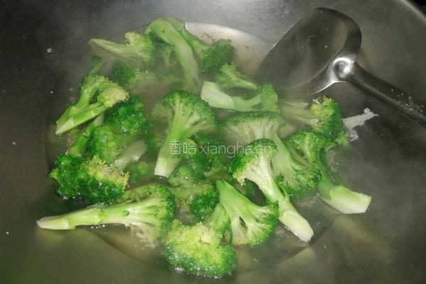 鱿鱼炒西兰花的做法图解3