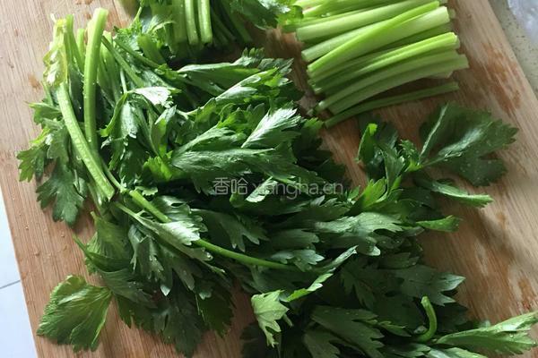香梨芹菜汁的做法图解3