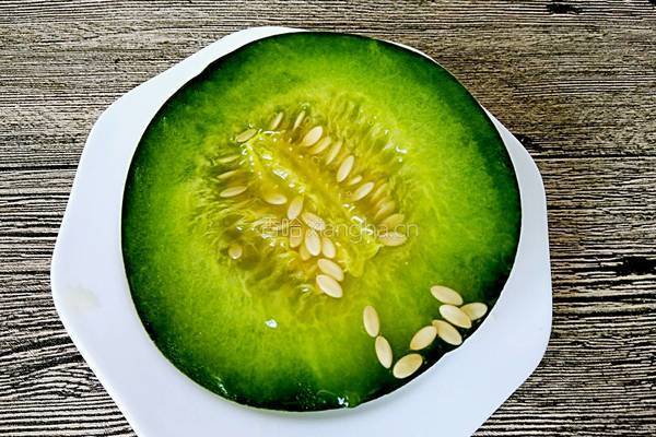 甜瓜汁的做法图解2