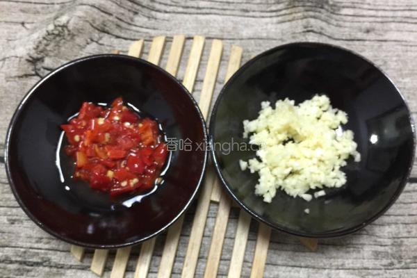 香菜拌皮蛋的做法图解2