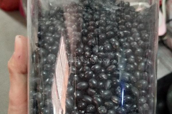 糖霜黑豆糖的做法图解1