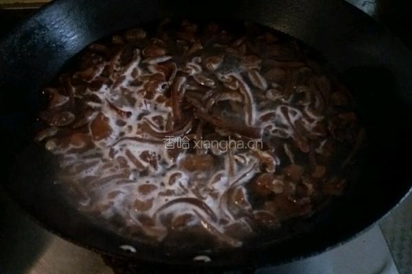榛蘑炖粉条的做法图解2